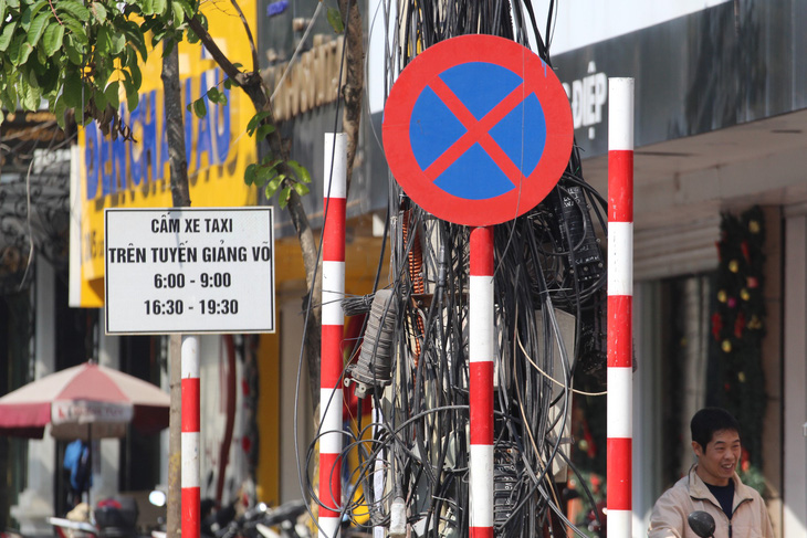 Gỡ biển báo cấm taxi trên phố Hà Nội vì... chưa có hiệu lực - Ảnh 1.