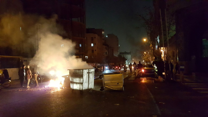 Dân Iran biểu tình bất chấp chính quyền đáp trả cứng rắn - Ảnh 1.