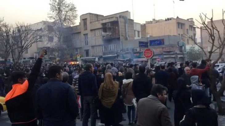 Dân Iran biểu tình bất chấp chính quyền đáp trả cứng rắn - Ảnh 3.