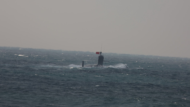 Nhật công bố hình ảnh tàu ngầm Trung Quốc gần đảo tranh chấp - Ảnh 1.