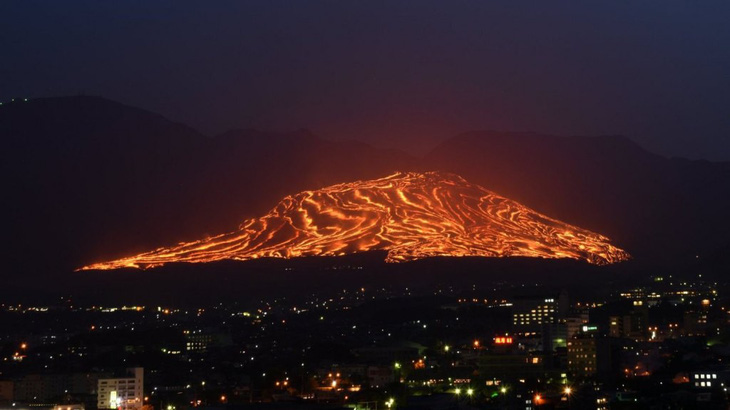 Lễ hội đốt cháy ngọn núi ở Nhật Bản - Ảnh 2.
