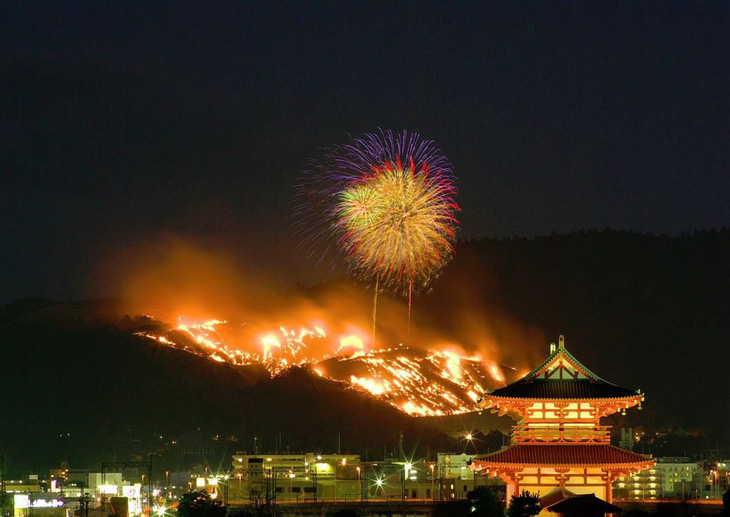 Lễ hội đốt cháy ngọn núi ở Nhật Bản - Ảnh 1.