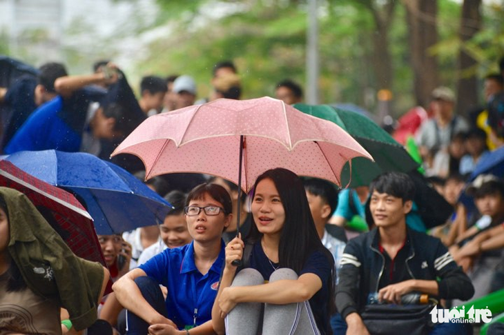 Người hâm mộ cuồng nhiệt cùng U23 Việt Nam trong trận bán kết lịch sử - Ảnh 10.