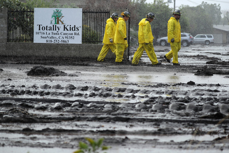 Bang California hứng trận lũ bùn quét khủng khiếp, 13 người thiệt mạng - Ảnh 1.