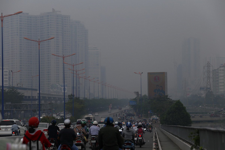 Mù bao phủ, ô nhiễm tại Sài Gòn tăng - Ảnh 1.