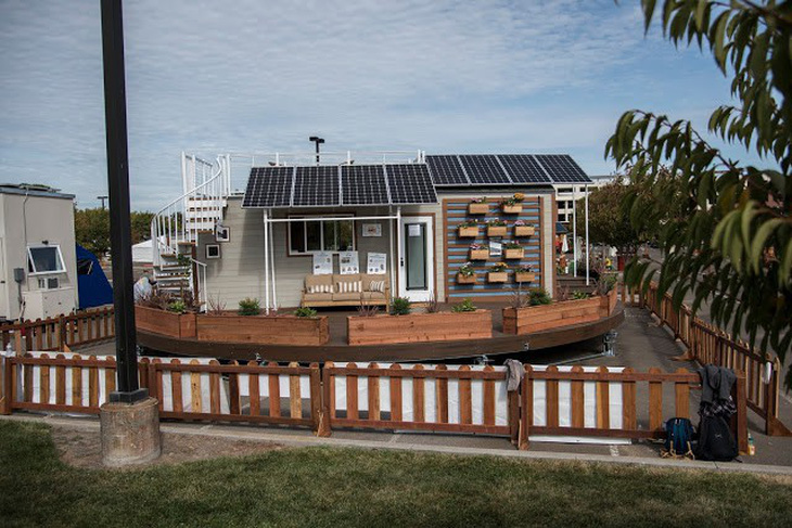 Nhà mini tự xoay dùng điện năng lượng mặt trời - Ảnh 1.
