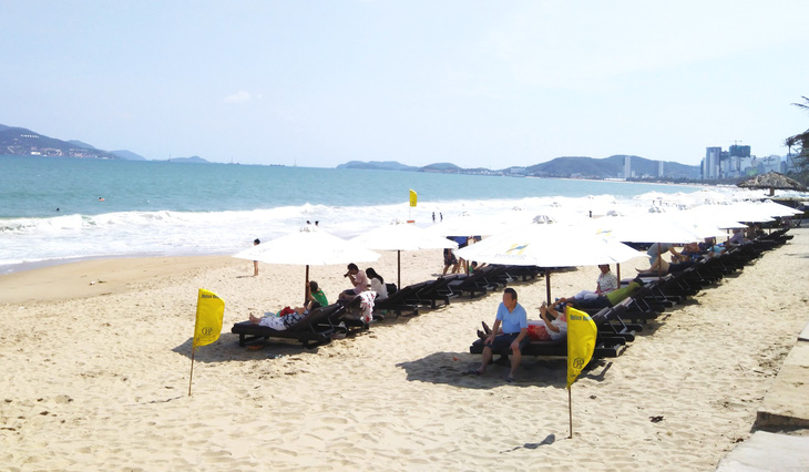 Nha Trang tìm cách trả lại bãi biển cho cư dân và du khách - Ảnh 1.