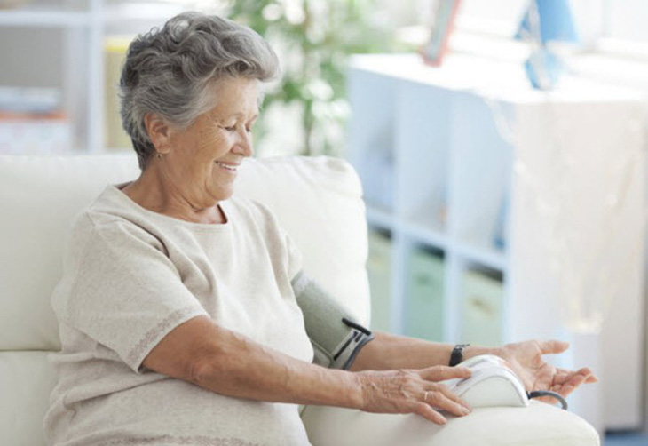 Nguyên nhân và cách phòng ngừa cao huyết áp ở người cao tuổi - Ảnh 1.