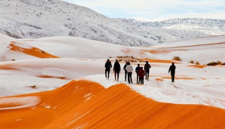Cảnh tượng thiên nhiên hiếm có: Tuyết phủ kín sa mạc đỏ Sahara - Ảnh 2.
