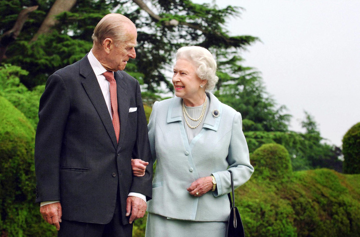 Tình yêu khăng khít suốt 7 thập kỷ của vợ chồng Nữ hoàng Anh - Ảnh 1.