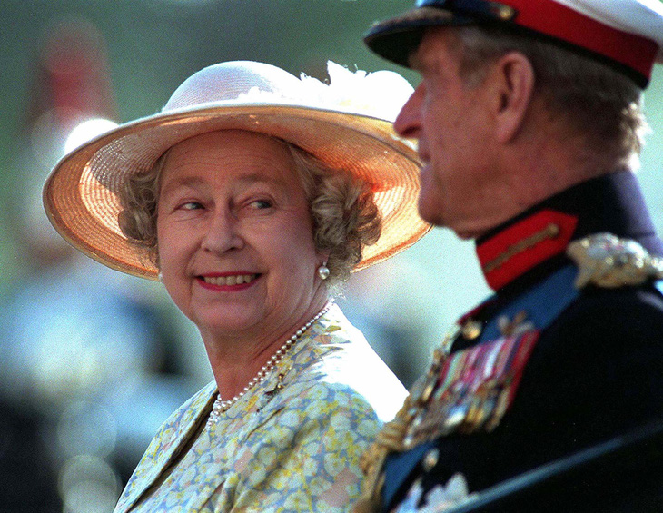 Tình yêu khăng khít suốt 7 thập kỷ của vợ chồng Nữ hoàng Anh - Ảnh 4.
