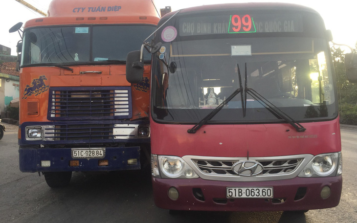 Đề nghị đình chỉ tài xế xe buýt truy đuổi container sau tai nạn