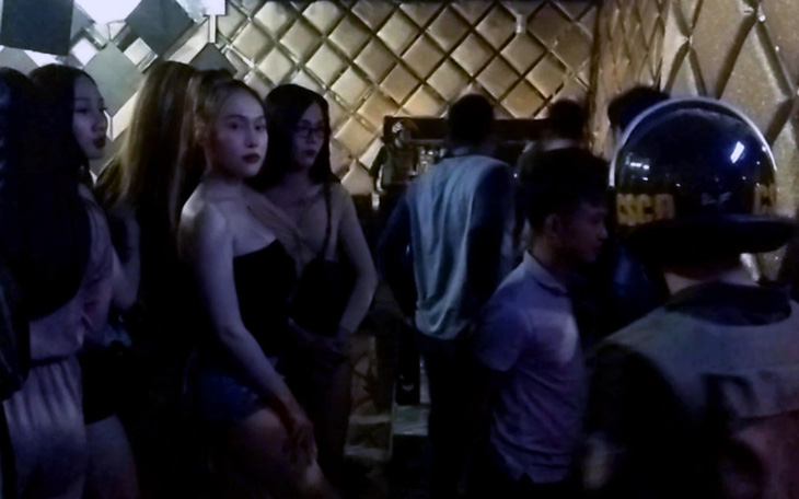 Hơn 180 cảnh sát kiểm tra các vũ trường, bar, beer club ở Biên Hòa - Ảnh 2.