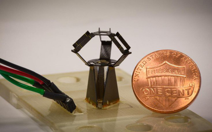 Robot nhỏ bằng đồng xu có thể thực hiện các cuộc vi phẫu thuật