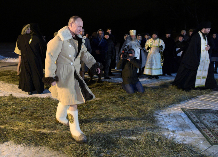 Tổng thống Putin cởi trần, tắm nước -7 độ C ngoài trời - Ảnh 2.