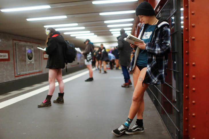 Nam thanh nữ tú diện quần lót đi tàu điện cho vui - Ảnh 18.