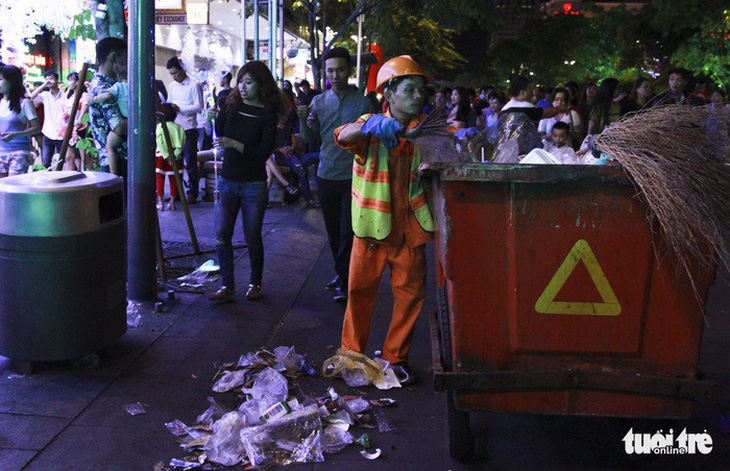 Ông Đoàn Ngọc Hải đề nghị tăng ca quét rác ở đường Nguyễn Huệ - Ảnh 1.
