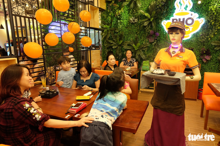 Robot Cô Ba chạy sô nhà hàng ở Sài Gòn - Ảnh 4.