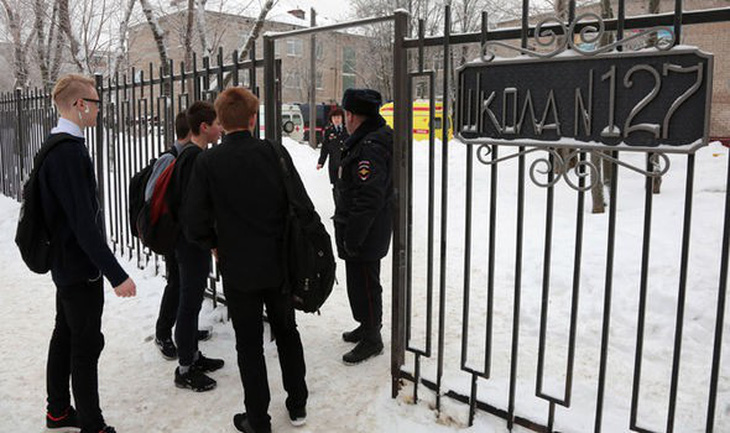 Các em học trò Nga bị đâm khi bảo vệ cô giáo - Ảnh 2.