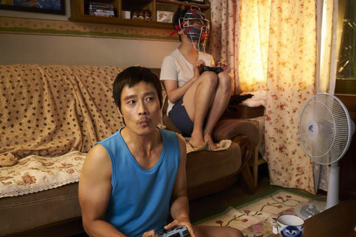 Lee Byung-hun cục mịch mà đáng yêu trong phim tình cảm - Ảnh 4.