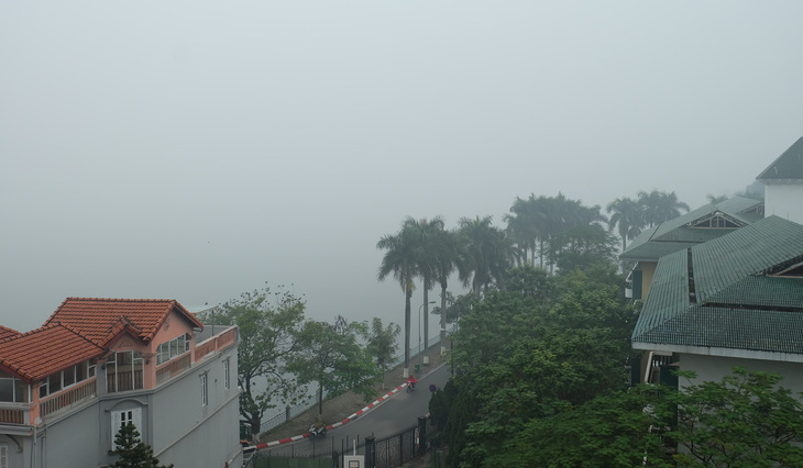 Sương mù bao phủ Hà Nội và các tỉnh miền Bắc đến hết tuần - Ảnh 1.