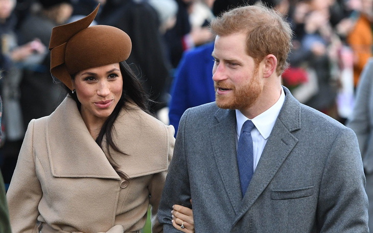 Hoàng tử Harry và hôn thê chọn ghế hạng phổ thông đi nghỉ năm mới - Ảnh 1.