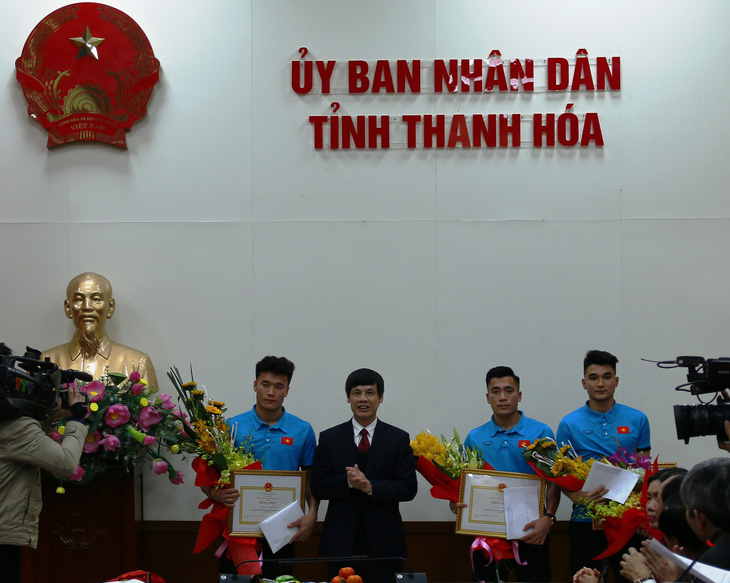 Fan vây kín UBND tỉnh Thanh Hoá, chào đón anh em Tiến Dũng, Văn Đại - Ảnh 2.