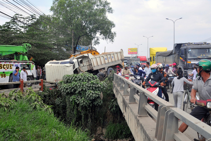 Xe tải tông nhau liên tiếp trên quốc lộ 51, hai tài xế thương vong - Ảnh 4.