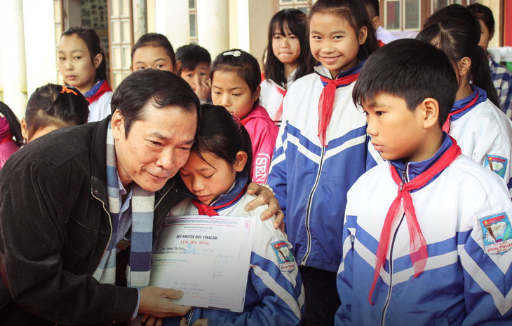 Quỹ khuyến học Vinacam trao học bổng cho học sinh Sơn La - Ảnh 1.
