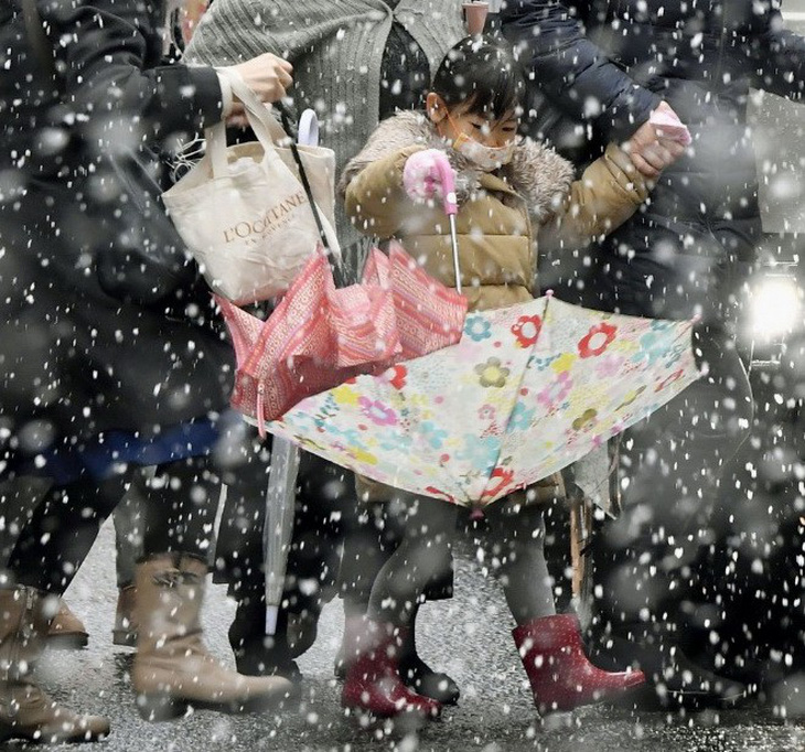 Tuyết dày đặc, nhiều trường học Nhật hoãn kỳ thi đầu vào - Ảnh 2.