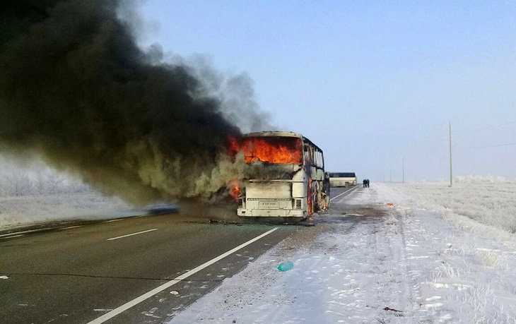 52 công nhân chết thảm trong xe buýt cháy ở Kazakhstan - Ảnh 2.