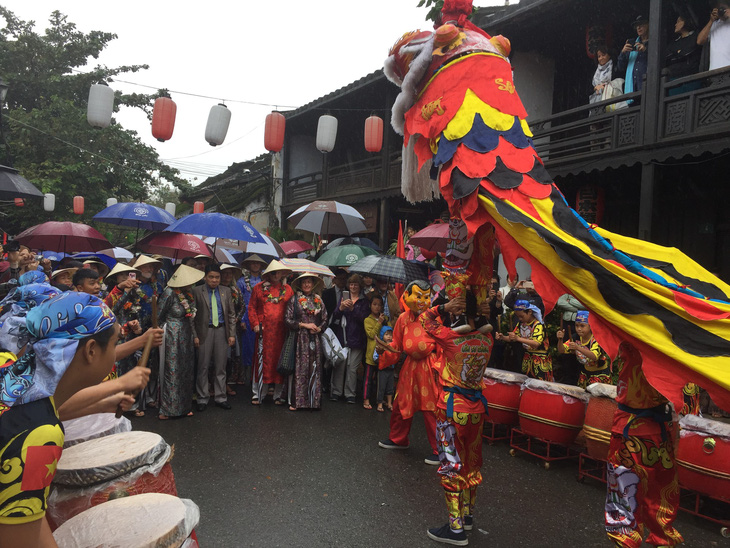 Hội An mở bài chòi, trải thảm đón đoàn khách đầu tiên năm 2019 - Ảnh 2.