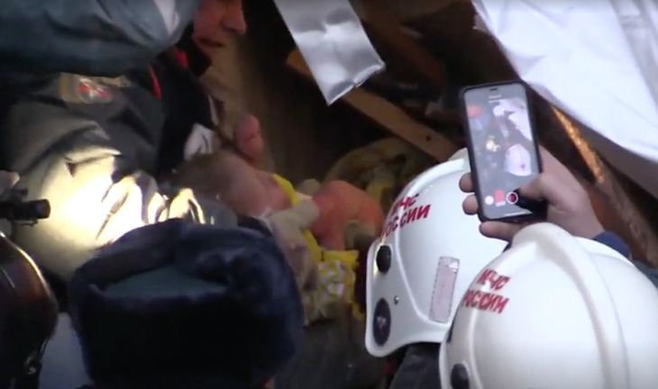 Tìm thấy bé 11 tháng tuổi còn sống trong đống đổ nát chung cư Nga - Ảnh 2.