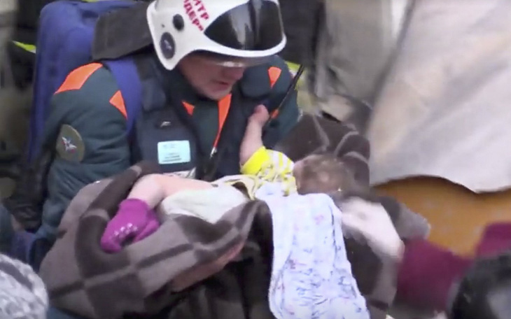 Tìm thấy bé 11 tháng tuổi còn sống trong đống đổ nát chung cư Nga