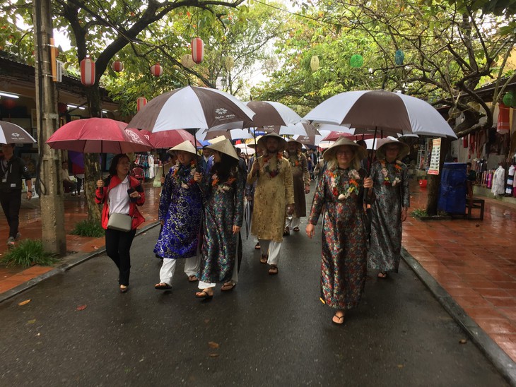Hội An mở bài chòi, trải thảm đón đoàn khách đầu tiên năm 2019 - Ảnh 3.