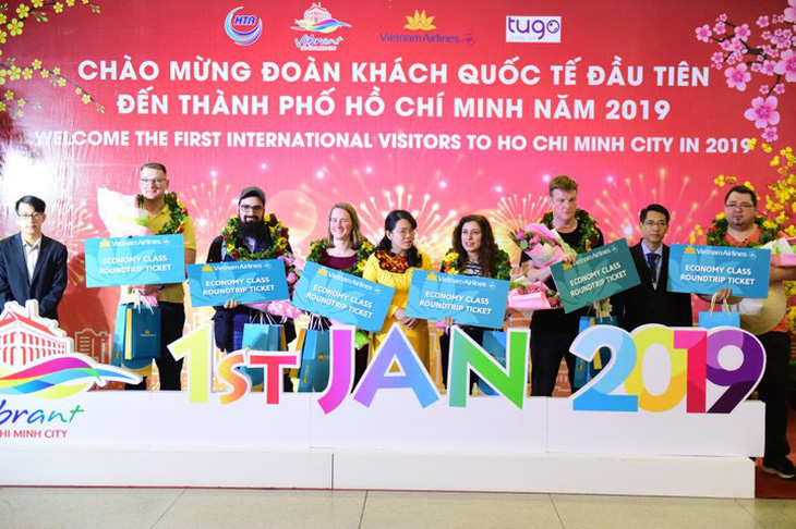 TP.HCM đón những vị khách xông đất năm 2019 - Ảnh 2.