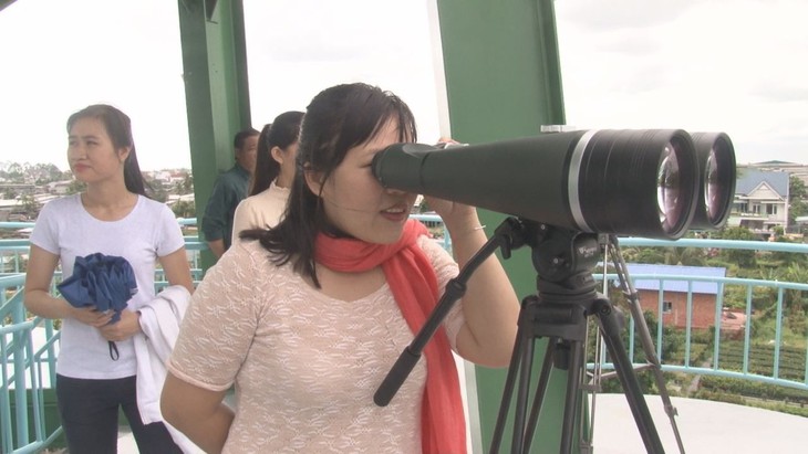 Đưa thuyền năng lượng mặt trời, đài ngắm hoa phục vụ du khách - Ảnh 2.