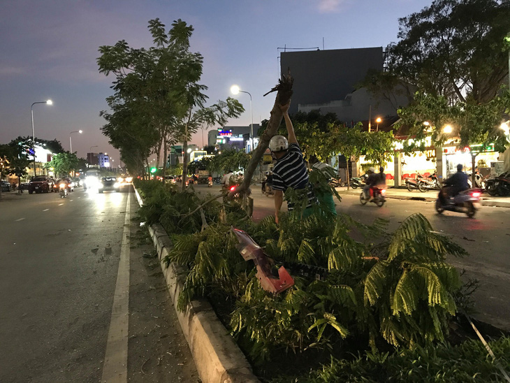 Xe BMW tông xe máy và 3 ôtô gần cầu Sài Gòn khi phố lên đèn - Ảnh 2.
