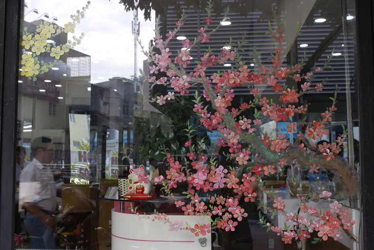 Hoa mai, hoa đào lên kính cửa hàng, công ty đón Tết - Ảnh 12.