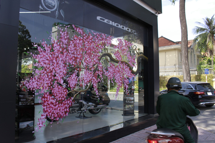 Hoa mai, hoa đào lên kính cửa hàng, công ty đón Tết - Ảnh 4.