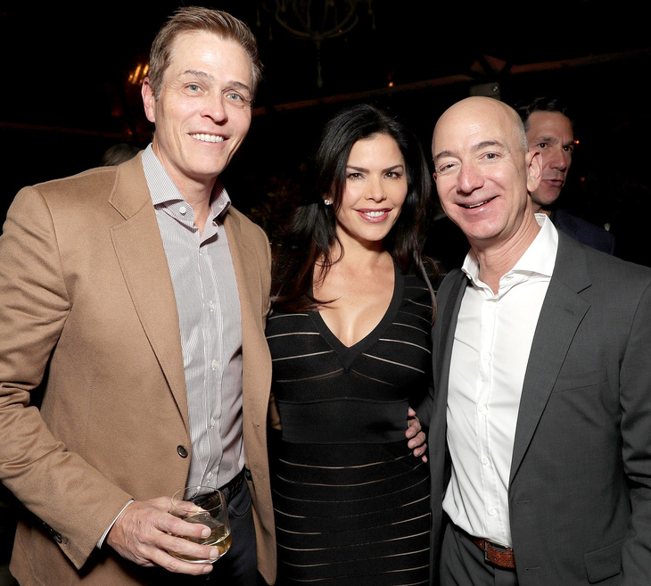 Tỉ phú Jeff Bezos ly hôn ngay vì sợ bị công bố điều tra ngoại tình - Ảnh 1.