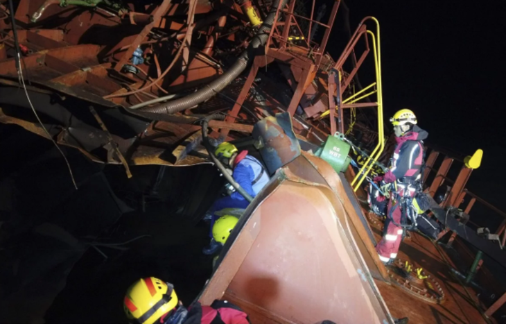 Cháy tàu dầu ở Hong Kong: tìm thấy thi thể  nghi của  thuyền viên Việt Nam - Ảnh 4.