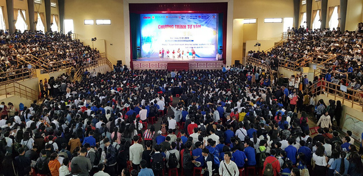 Hơn 4.000 học sinh Huế đi nghe tư vấn tuyển sinh hướng nghiệp - Ảnh 7.