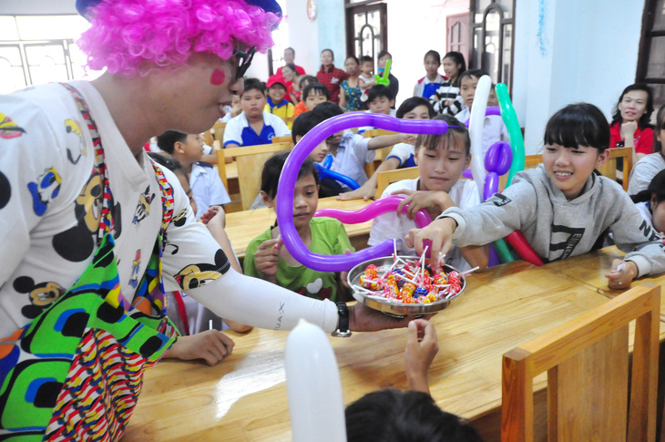 Công đoàn báo Tuổi Trẻ trao 124 suất quà tết đến học trò nghèo - Ảnh 7.