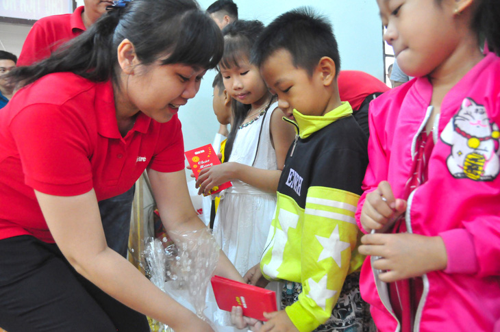 Công đoàn báo Tuổi Trẻ trao 124 suất quà tết đến học trò nghèo - Ảnh 9.