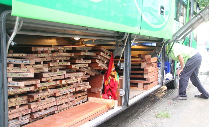 Hai xe giường nằm giấu hơn 10m3 gỗ trong khoang hành lý - Ảnh 2.
