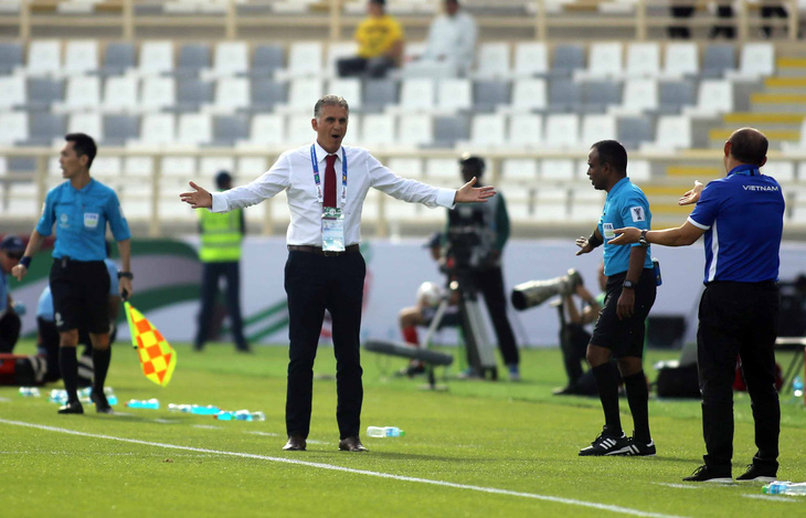 Hai HLV Park Hang Seo và Carlos Queiroz va chạm ngoài biên - Ảnh 4.