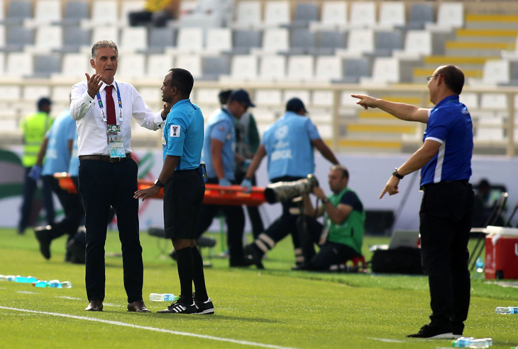 Hai HLV Park Hang Seo và Carlos Queiroz va chạm ngoài biên - Ảnh 7.