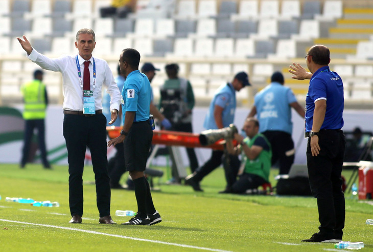 Hai HLV Park Hang Seo và Carlos Queiroz va chạm ngoài biên - Ảnh 8.