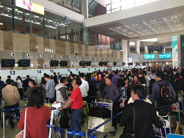 Sân bay Nội Bài thử nghiệm phân luồng hành khách nhằm giải quyết ùn tắc - Ảnh 1.